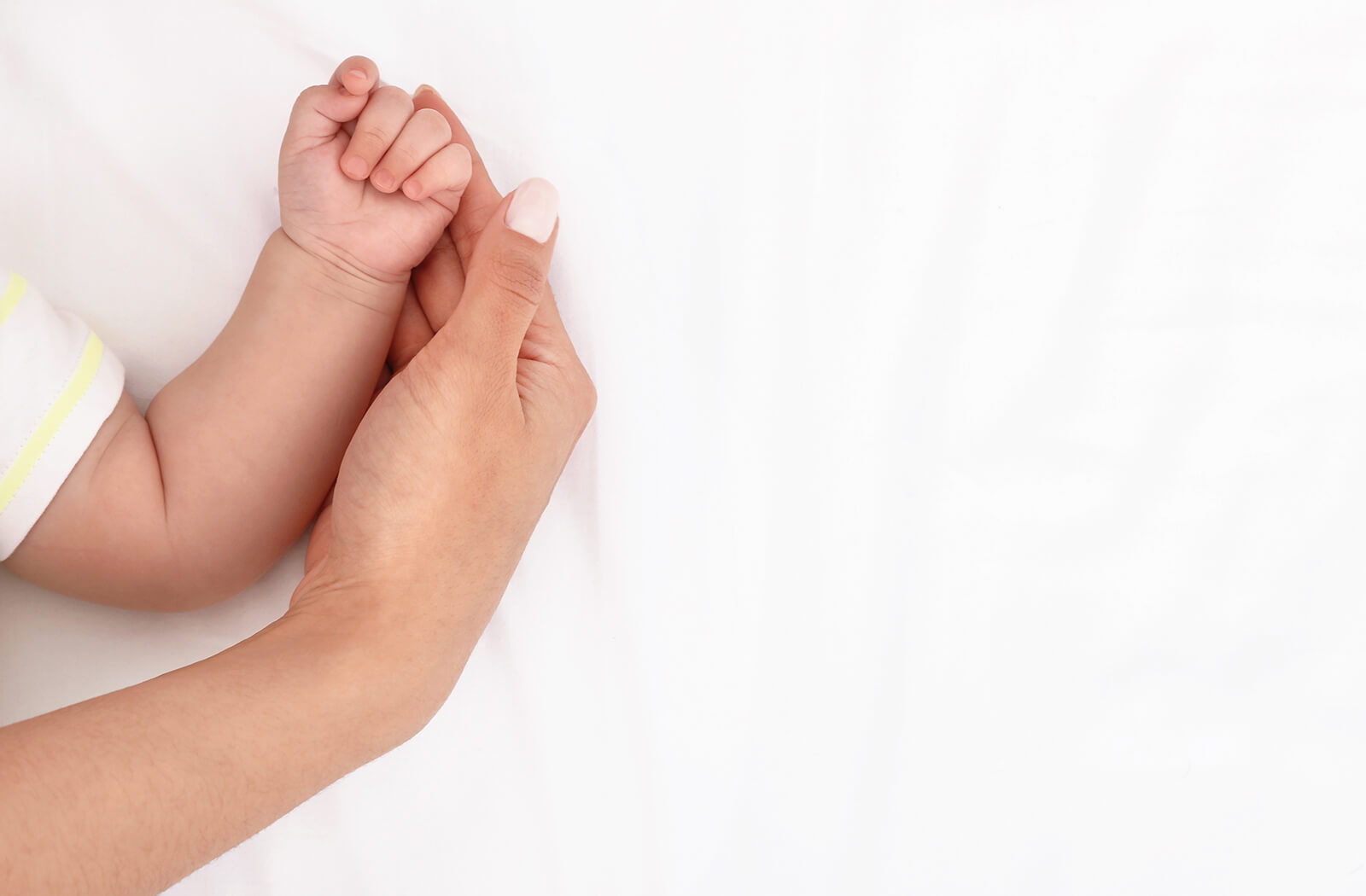 Afbeelding van de handen van een moeder en haar kind